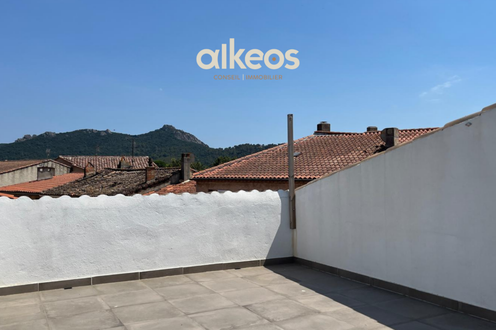 Maison de ville rénovée avec terrasse tropézienne et garage