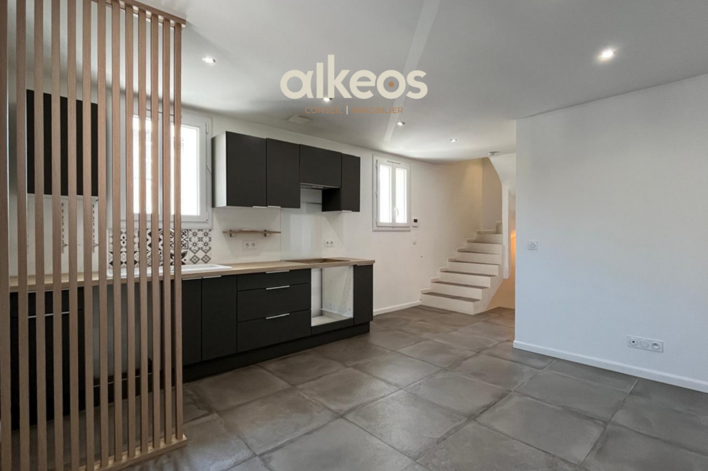 Maison de ville rénovée avec terrasse tropézienne et garage