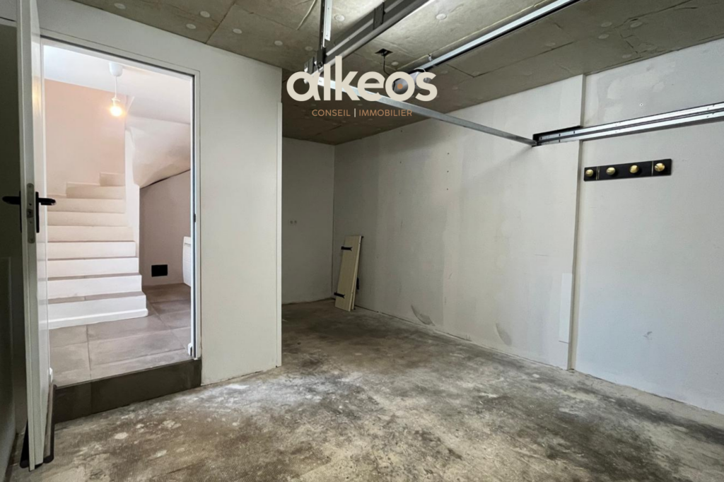 Maison de ville rénovée avec terrasse tropézienne et garage