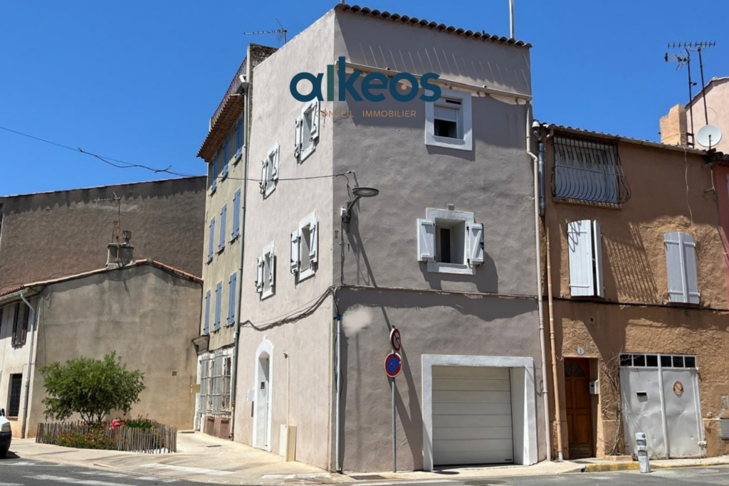 Maison de ville rénovée avec terrasse tropézienne et garage